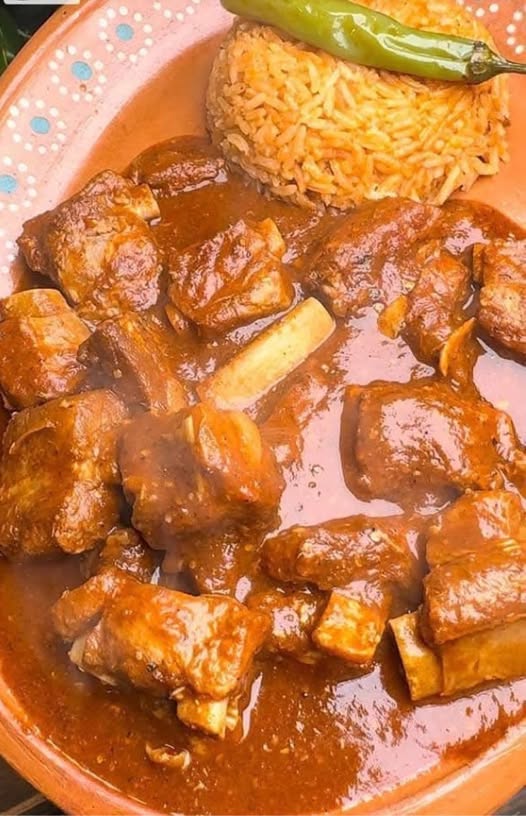 Costillas de puerco en salsa de chile morita