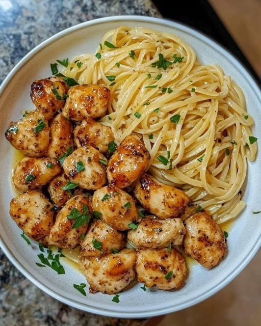 Pollo con Mantequilla de Ajo con Pasta Limón Parmesano